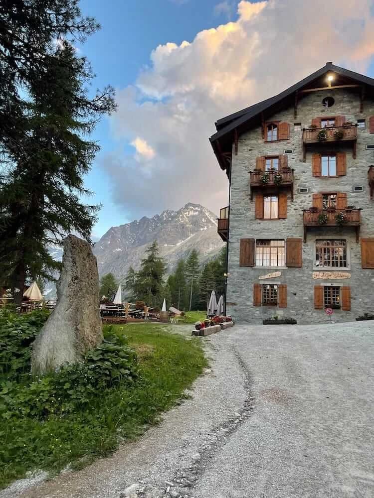 Arrivée au Grand Hôtel Kurhaus - Vue sur les sommets alpins