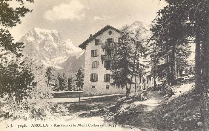 Façade historique du Grand Hôtel Kurhaus - Architecture alpine en pierre et arolle