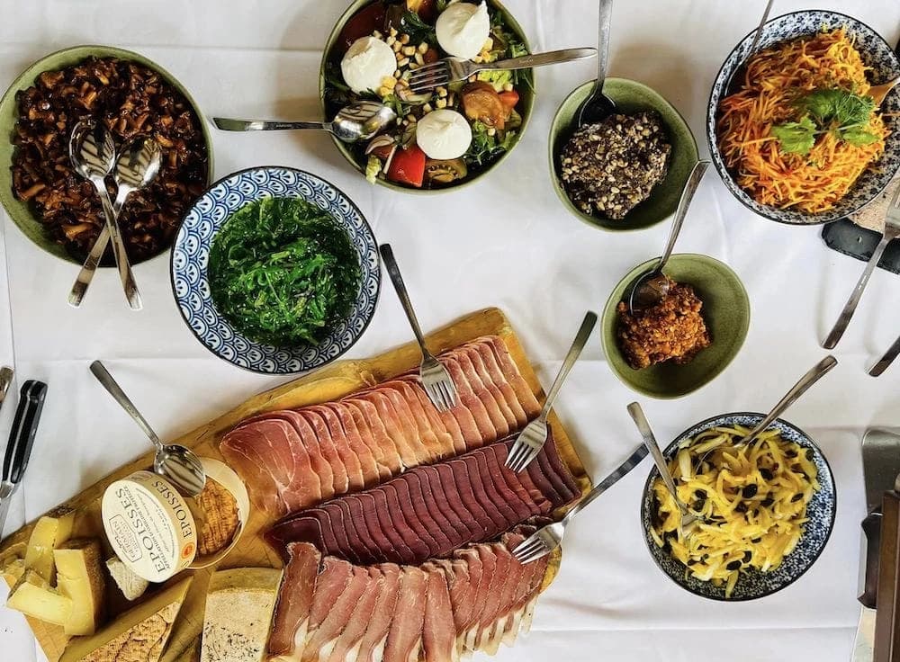 Brunch dominical - buffet varié avec vue alpine